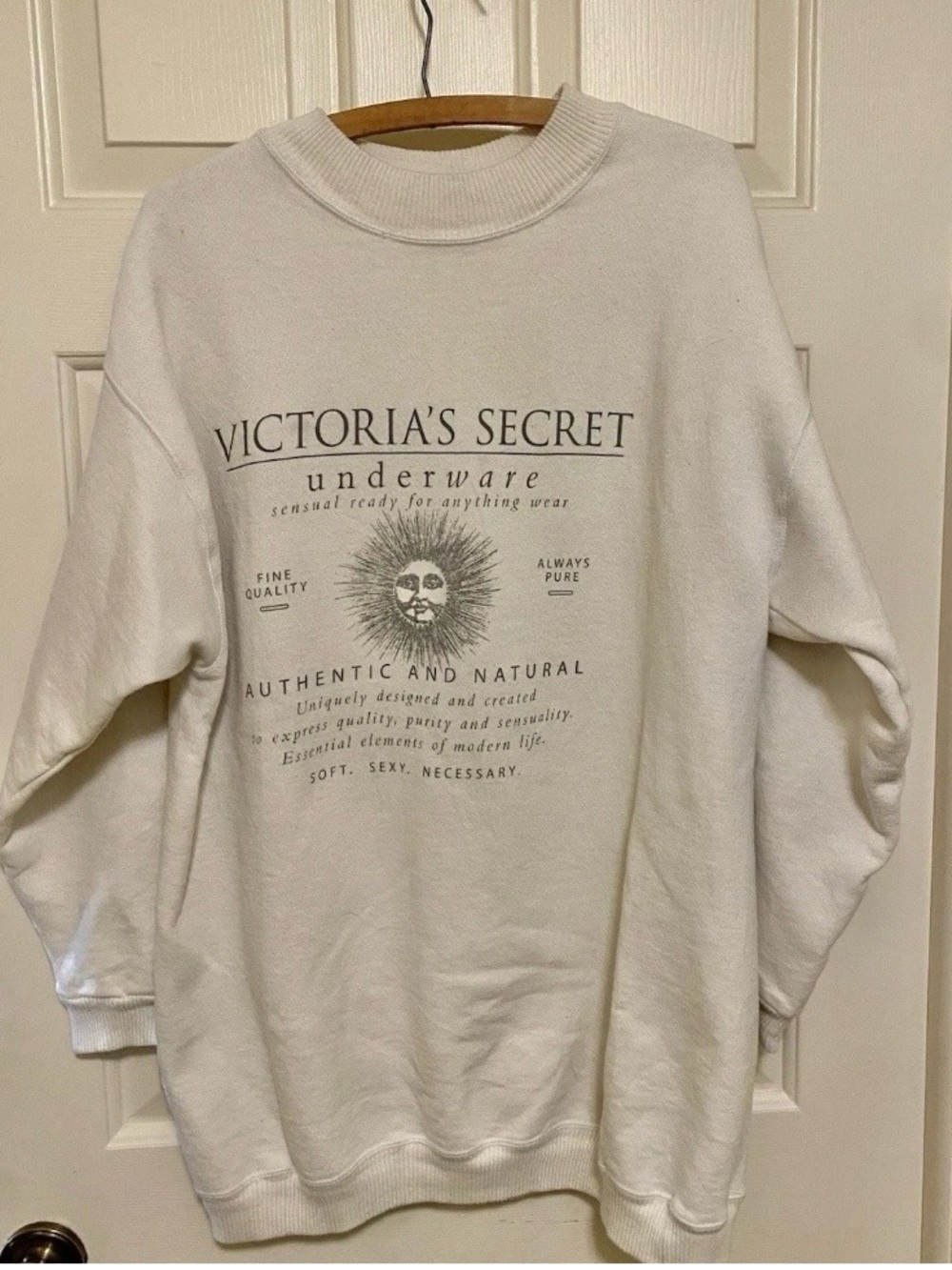 Victoria's Secret Underware
Pullover Sweatshirt Ivory
Fleece Logo One Size
Women